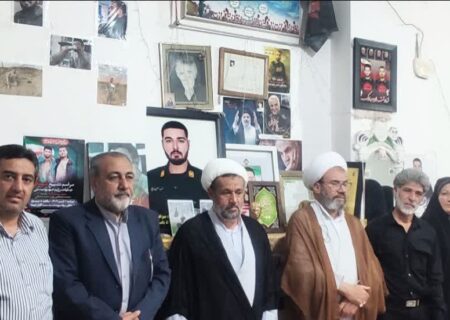 امام جمعه مرودشت به مناسبت هفته دفاع مقدس با خانواده شهید مصطفی پور دیدار و گفتگو کرد