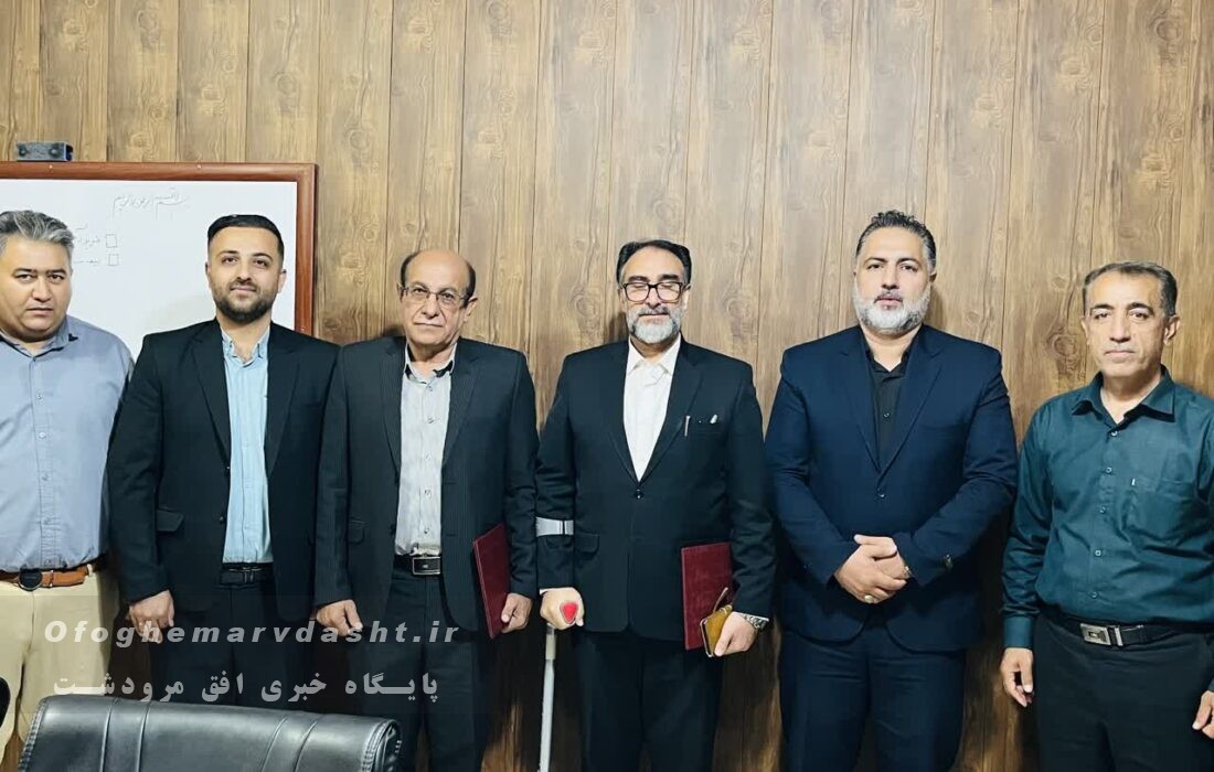 مدیر عامل سازمان اتوبوسرانی مرودشت گفت:خبرنگاران مسئولیت خطیری در ایجاد امید، انگیزه و نشاط اجتماعی دارند/خرید ۱۰ دستگاه اتوبوس نو در اولویت قرار دارد 