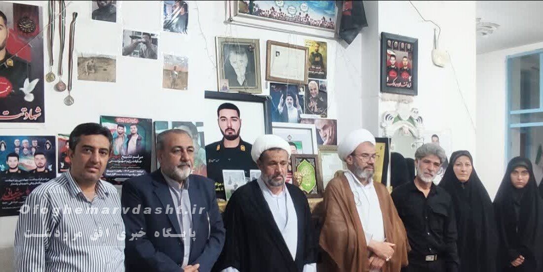 امام جمعه مرودشت به مناسبت هفته دفاع مقدس با خانواده شهید مصطفی پور دیدار و گفتگو کرد
