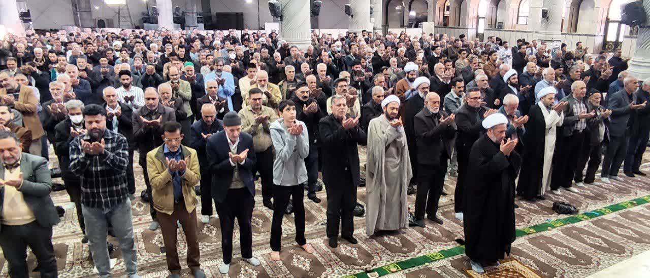 امام جمعه مرودشت گفت : تعطیلی بازار کار را به التهاب می کشاند و دود آن به چشم کسبه می رود / آثاراغتشاش وآشوبگری یک عده افراد فرصت طلب باعث ریخته شدن خون یک جوان بی گناه و داغدار شدن خانواده محترم وی شد