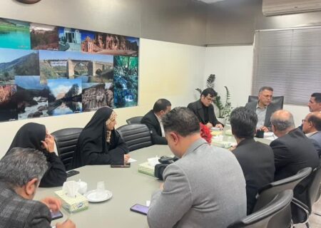 نشست خبری فرماندار مرودشت با اصحاب رسانه به مناسبت آغاز دهه فجر