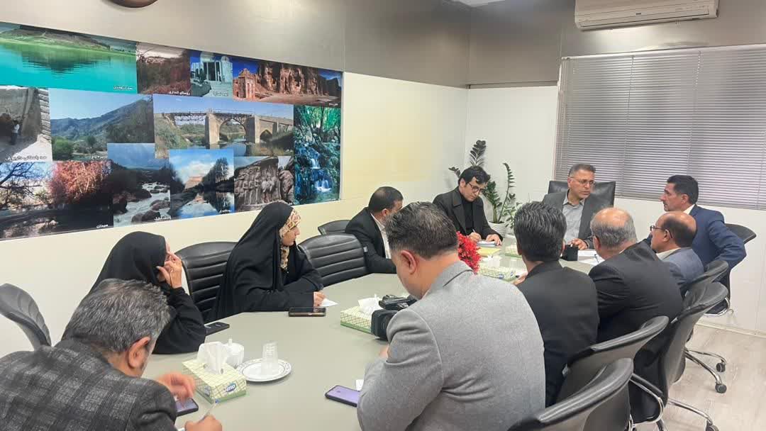 نشست خبری فرماندار مرودشت با اصحاب رسانه به مناسبت آغاز دهه فجر