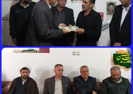 دیدار جمعی از مسئولان شهرستان مرودشت با خانواده معلم شهید جنگ ۱۲ روزه 