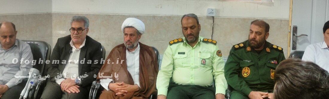 به مناسبت هفته دولت، فرماندار و مدیران ادارات مرودشت با امام جمعه این شهرستان دیدار کردند